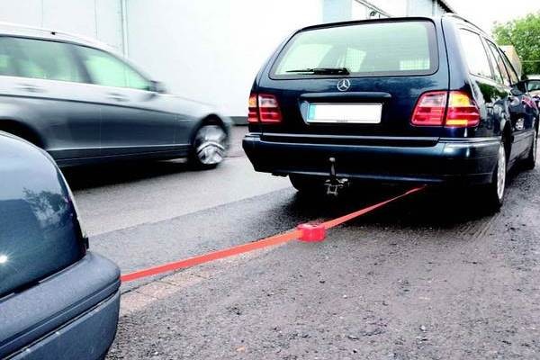 Ілюстрація. Автівка перебувала над проваллям діаметром 5 метрів і глибиною до 3 метрів, що утворилось внаслідок проведен