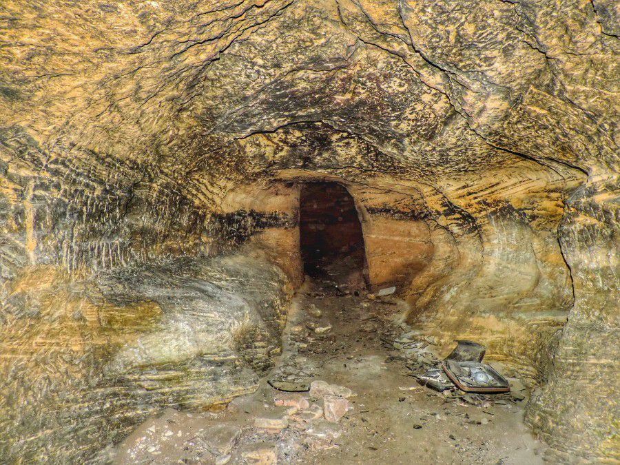 У селі Томашівці є пісковикова скеля, в якій є рукотворний грот, а поряд з ним &mdash; печера з кімнаткою