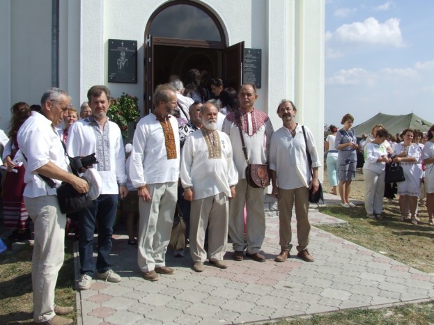 На стіні каплички є дві меморіальні дошки із назвою храму та іменами фундаторів і всіх художників іконописного розпису