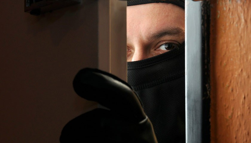 Ілюстрація. Нападники жорстоко катували власника будинку та нанесли тілесні ушкодження жінкам, вимагаючи вказати місце з