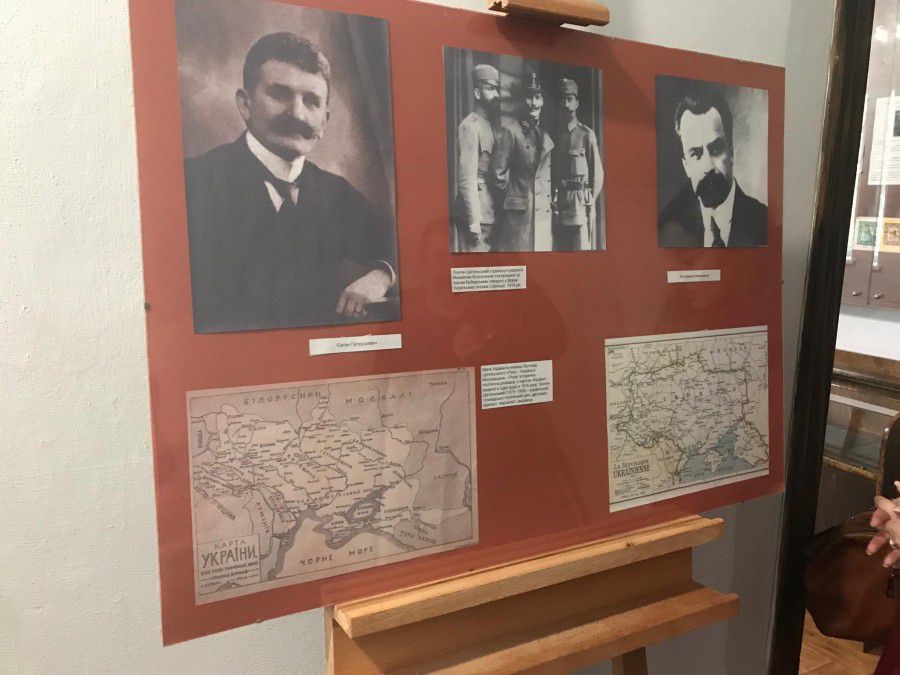 Музейники представили документи, оригінали та копії історичних фотосвітлин 1919-1990 років | Фото: Ірина Кміть, "Ві