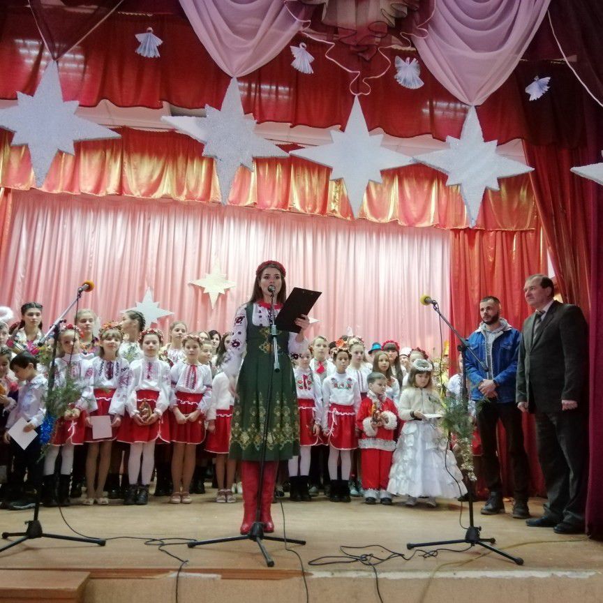 Дарували присутнім своє мистецтво художньо-мистецькі колективи та учасники гуртків 