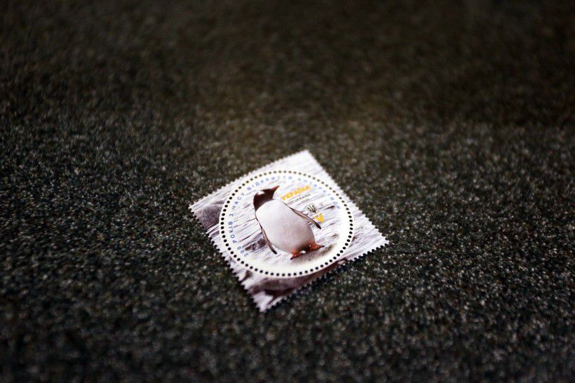 На марці зображений субантарктичний пінгвін, а на марковому аркуші також є фото станції &laquo;Академік Вернадський&raqu