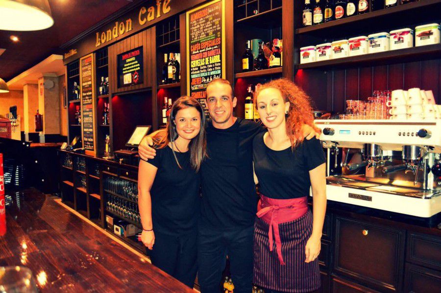 Наталія Сарафанова (зліва) разом із чоловіком ризикнули й відкрили власний паб