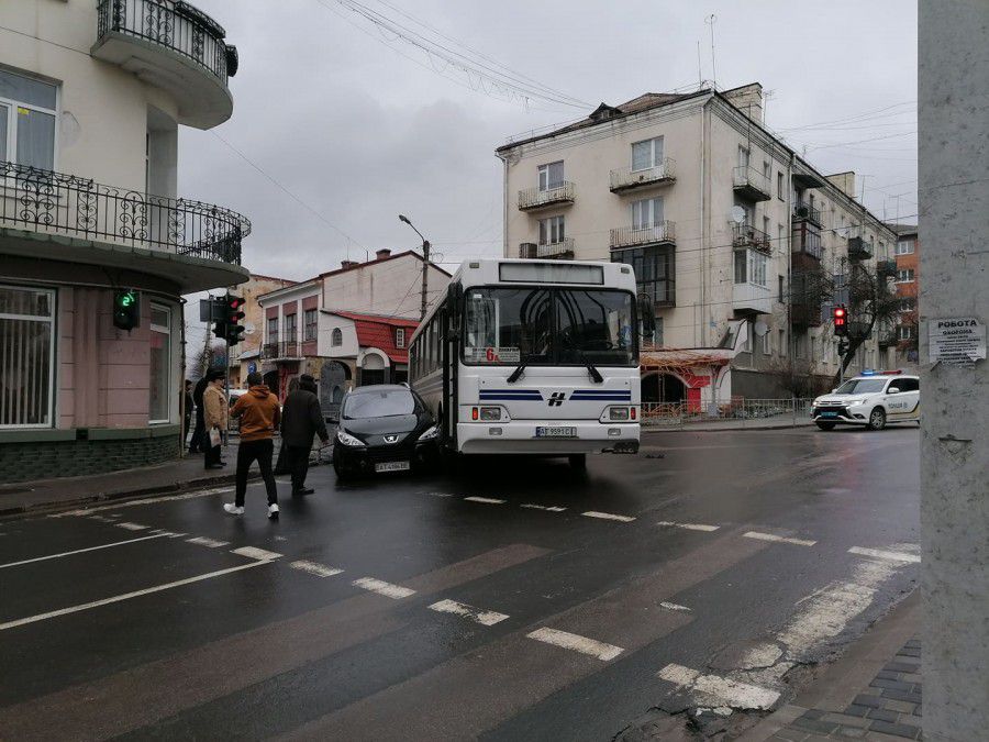 Чому водій автобуса не помітив авто, що рухалося праворуч, невідомо | Фото: Ігор Мудрик, Богдана Тимчишин, "Вікна&q