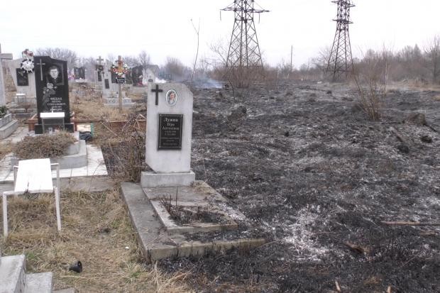 Вогонь від городніх ділянок часто пошкоджує надмогильні пам'ятники | Фото: Архів "Вікон" 