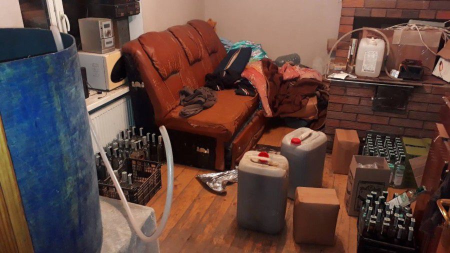 Для продажу фальсифікатори спеціалізовані сайти в мережі Інтернет та спеціально створені закриті групи в декількох месен