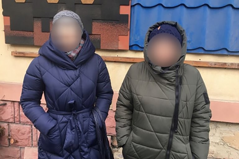 Побачивши поліцейських, жінки пришвидшились і намагалися втекти