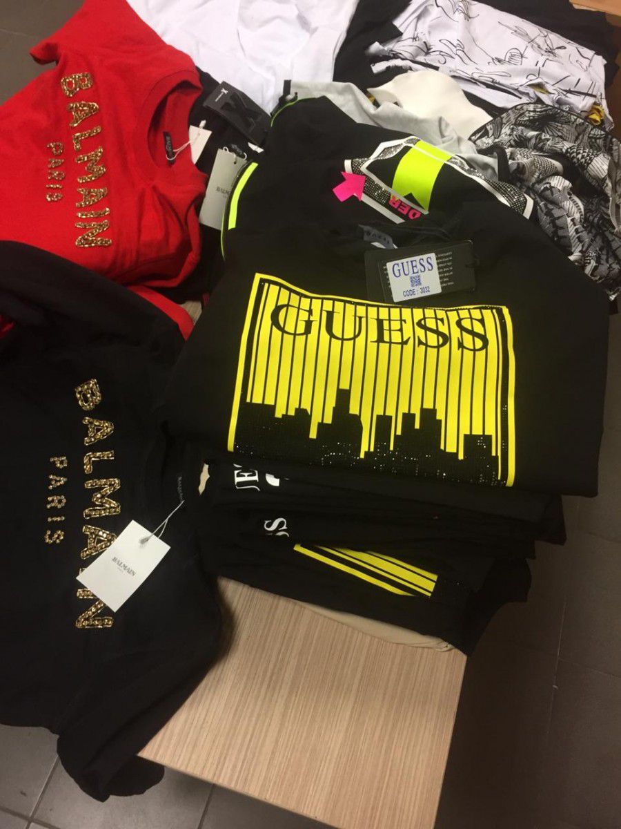 Митники вилучили понад 100 одиниць одягу