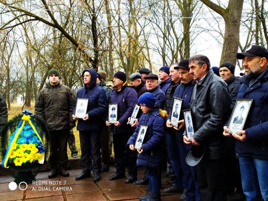 Хвилиною мовчання вшанували тих, хто пожертвував власним життям заради мирного майбутнього