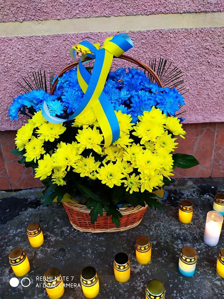 Героїв вшанували молитвою, покладанням квітів та свічок | Фото: Марія Сорока