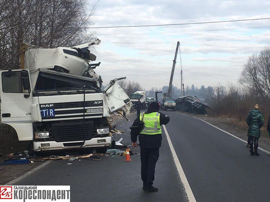Одна з вантажівок виїхала на зустрічну смугу руху