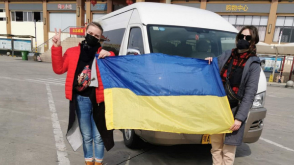 Пасажири вже пройшли два етапи санітарного контролю та паспортний контроль і наразі проходять третій етап санконтролю