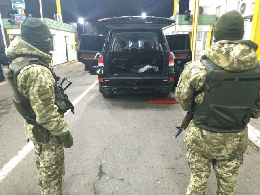 Щоб здійснити прикордонний контроль, охоронцям кордону довелося застосувати фізичну силу та спецзасоби