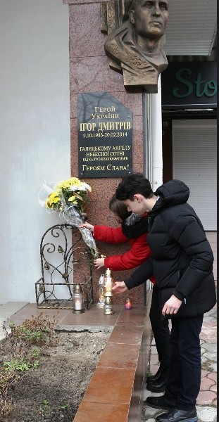 Учні віддали шану Героям, поклавши квіти до меморіальних дощок загиблим на Майдані та воїнам АТО