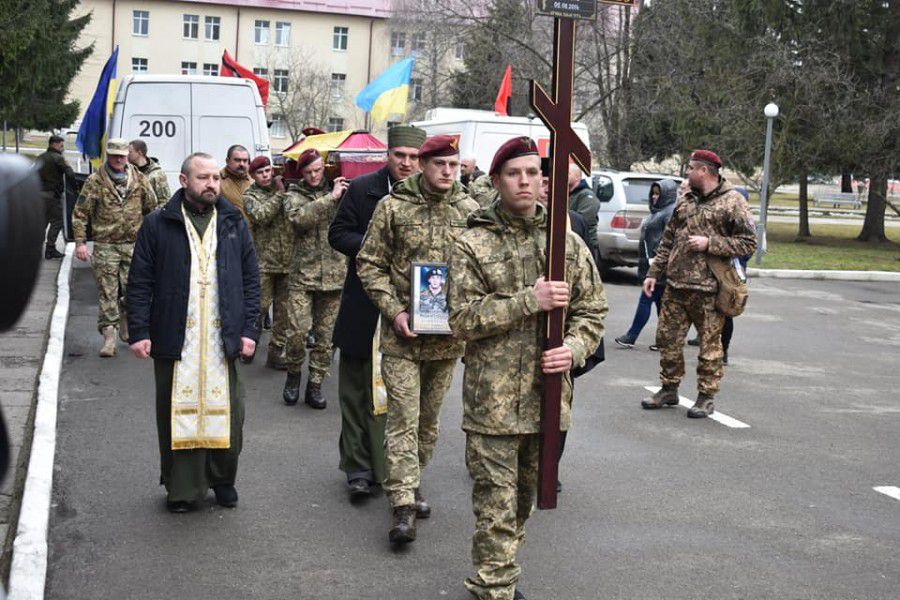 Військові капелани відправили панахиду, а десантники під звуки військового оркестру попрощалися зі бойовим товаришем
