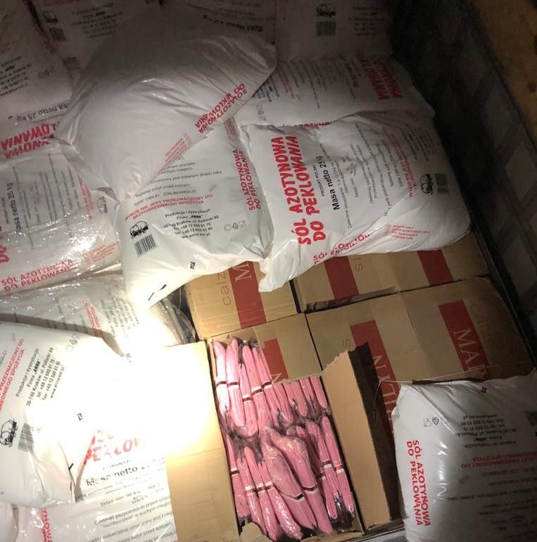 Під мішками з сіллю приховали коробки з новим одягом