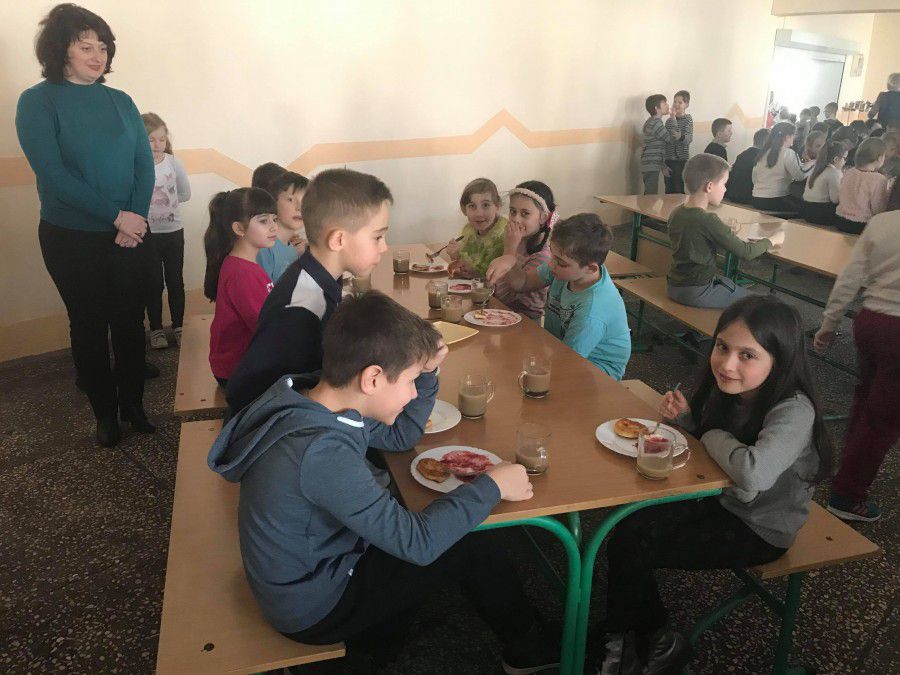 Для того, щоб подивитися, наскільки усім смакують шкільні страви, серед школярів, педагогів і батьків проводять анкетува