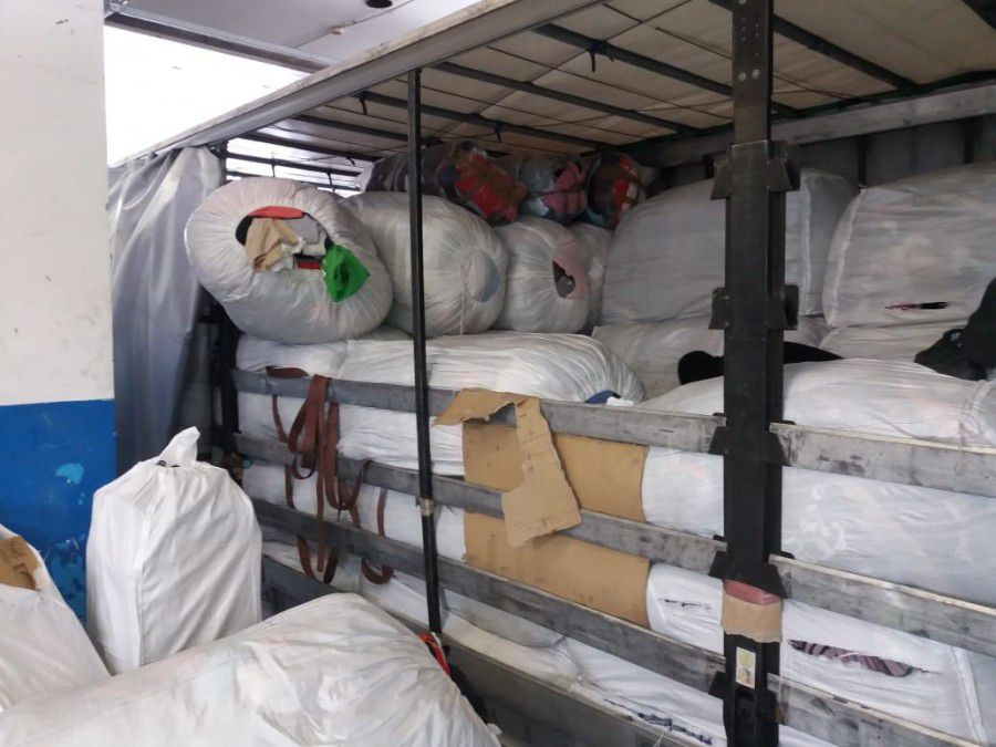 Митники виявили близько 90 мішків з новим одягом та взуттям