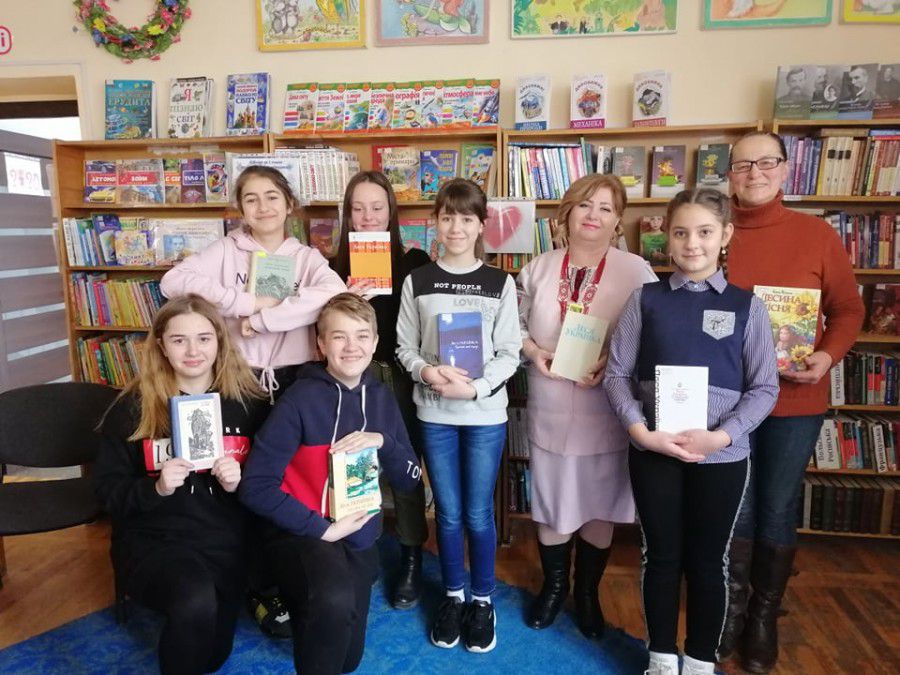 До акції долучилися юні відвідувачі бібліотеки та поціновувачі творчості Лесі Українки | Фото: Леся Кирилович