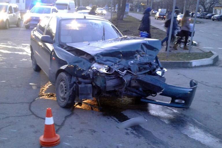 Калушанин поїхав на червоне світло і спричинив ДТП