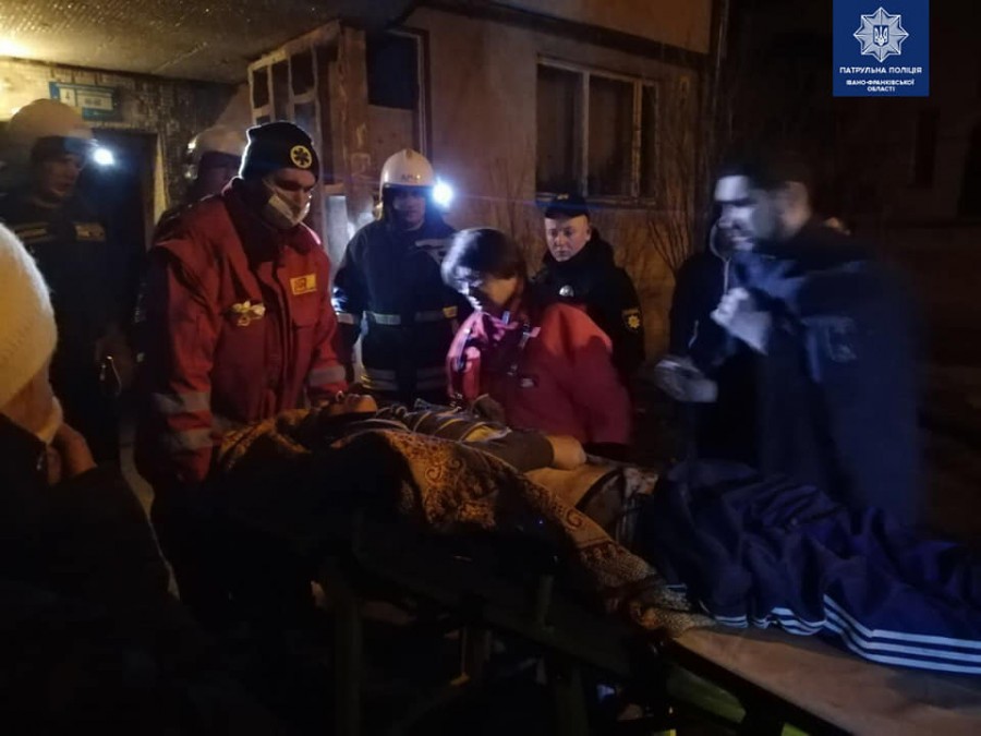 Приклавши чимало сил, інспектори змогли витягнути чоловіка з підвалу та передати медикам