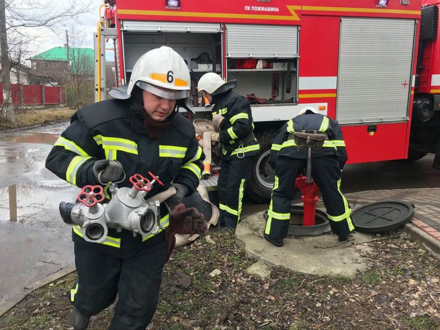 Рятувальники оперативно розклали лінії та подали стволи на гасіння