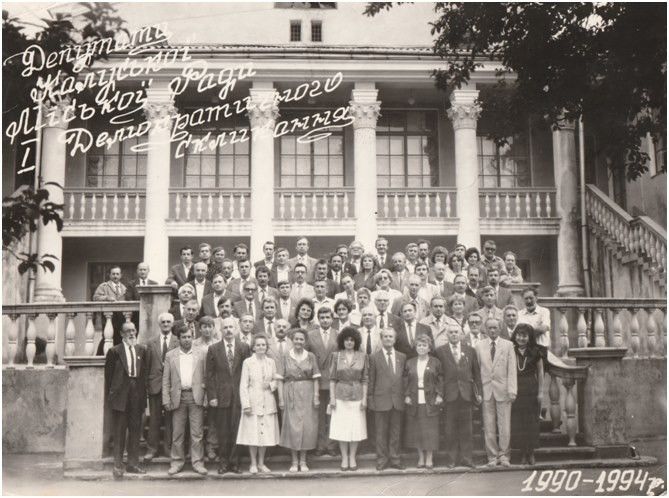 Депутати Калуської міської ради першого скликання біля ПК "Мінерал"  | Фото: Ярослав Олійник