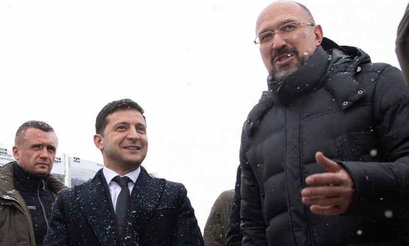 Володимир Зеленський та Денис Шмигаль під час відкриття моста через Чечву