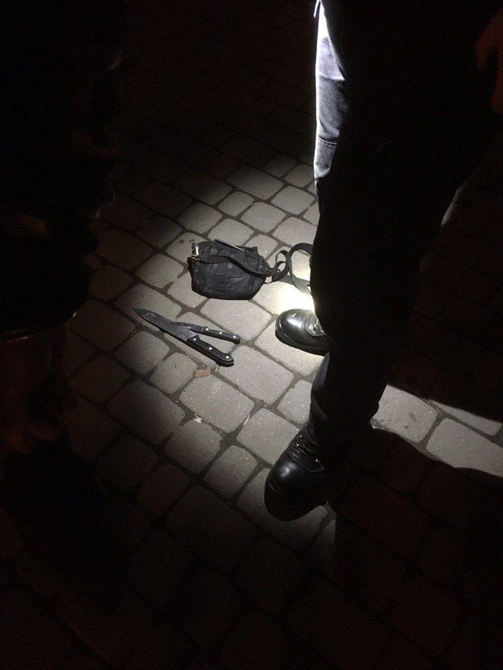 Інспектори затримали правопорушника, вибили ніж з його руки