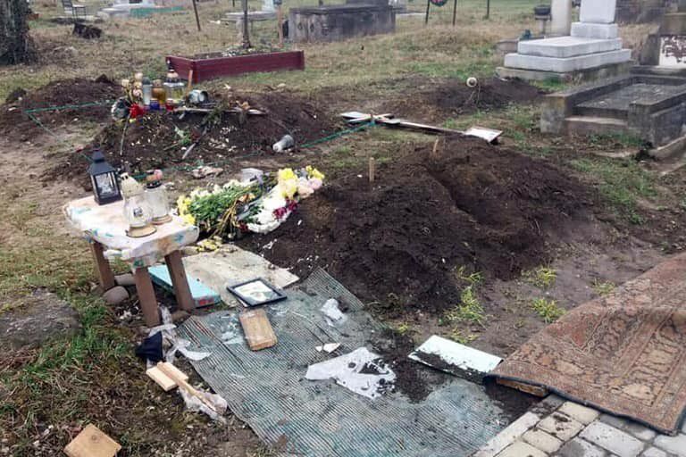 Зловмисники пошкодили металеві огорожі навколо могил, повитягали дерев&rsquo;яні та металеві хрести 