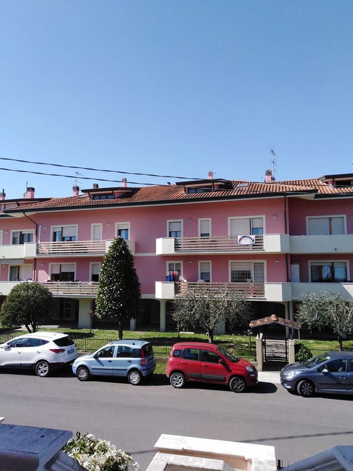 Італійці підтримують одне одного плакатами на балконах із написами: "Все буде добре" | Фото: Людмила Луцик