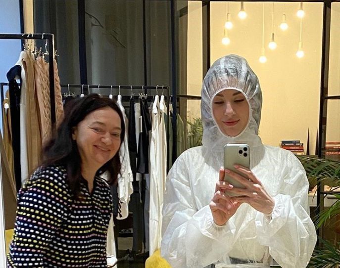 Такі костюми для лікарів шиють швачки одного з найвідоміших українських брендів 