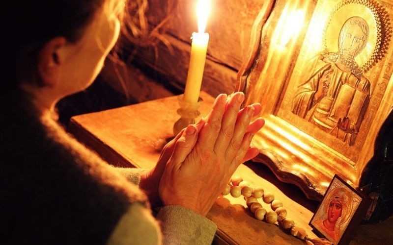 Ілюстрація. Перебуваючи у своїх домівках, віряни можуть долучитися до вселенської молитви