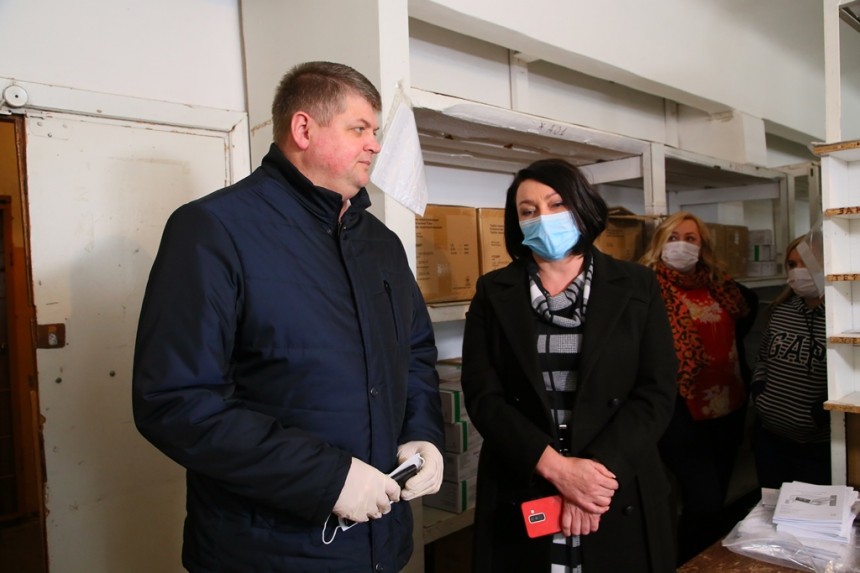 Засоби захисту поділять між 10-ма закладами медичної сфери області