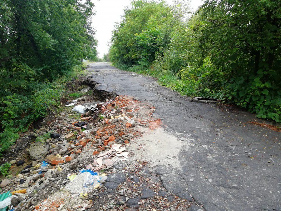 Через проливні дощі обвалилася частина вулиці Ломоносова. Проїзд автівкою тут небезпечний для життя