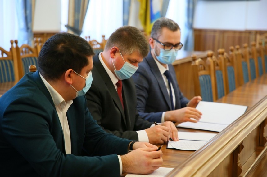 На зустрічі йшлося про об&rsquo;єднання зусиль обласної державної адміністрації, громадських організацій та волонтерів щ