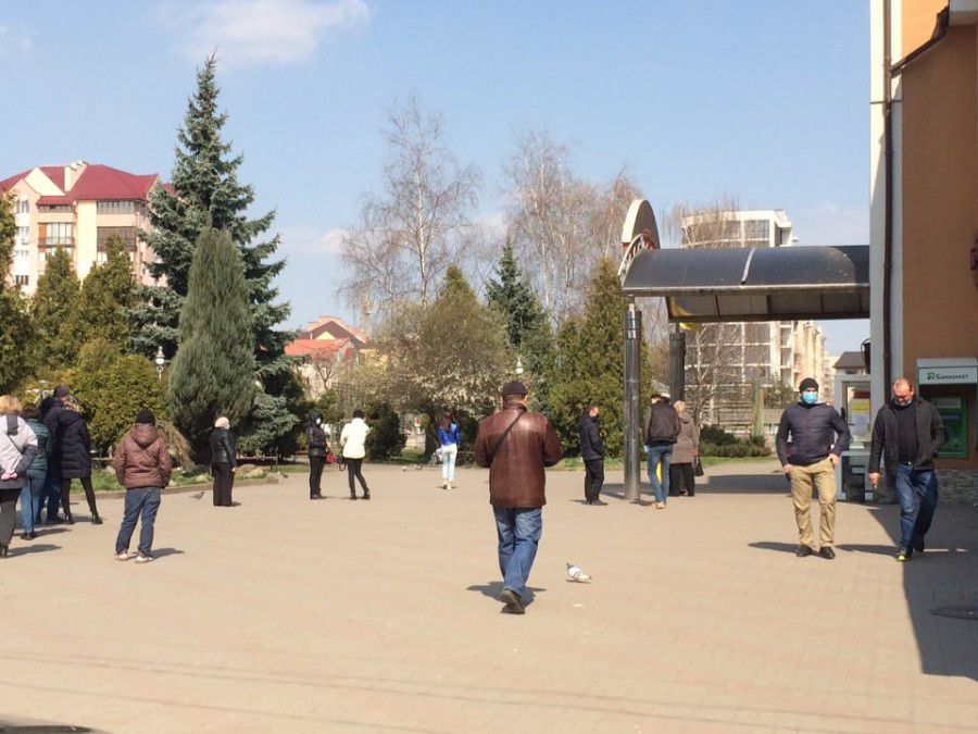 Члени робочих груп проводили бесіди з калушанами, про те що з 6 квітня необхідно носити захисні маски в громадських місц