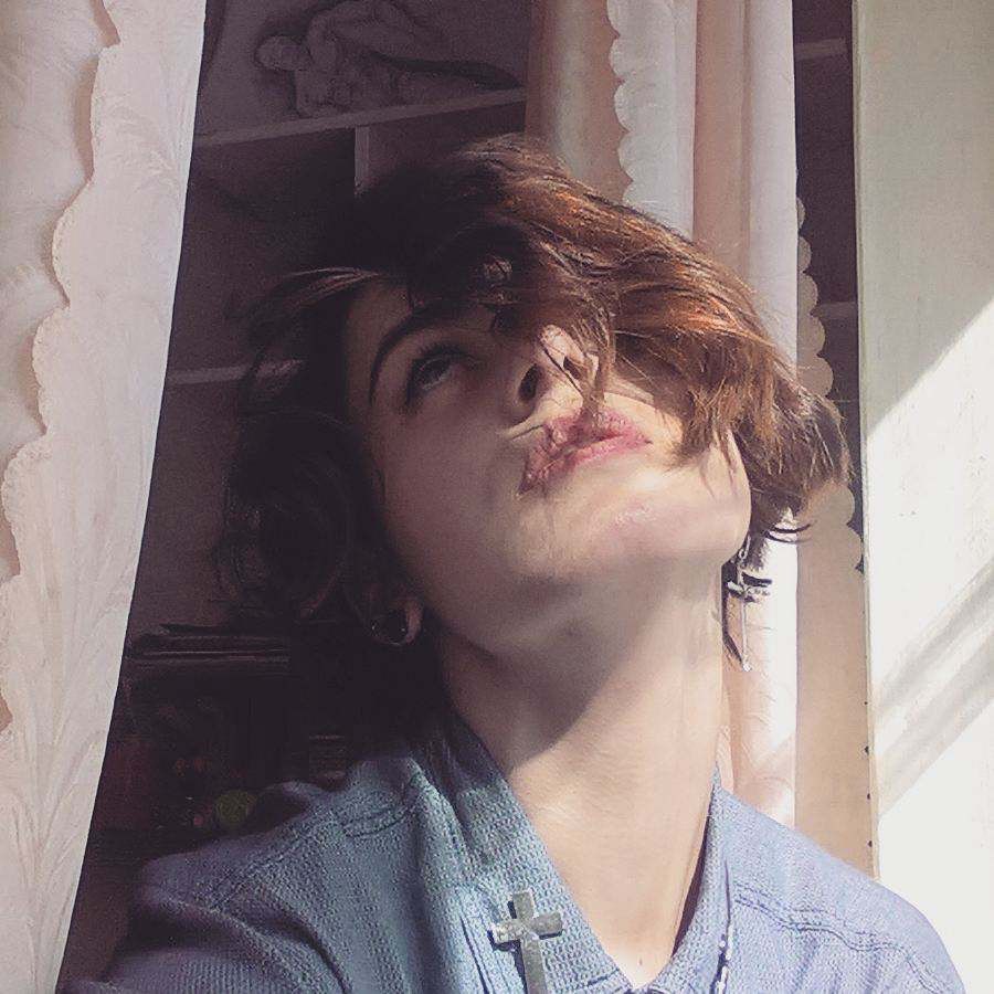 Дівчина зазначила, що всередині неї співіснують багато особистостей. Одна з них &mdash; хоче виготовляти вироби з шкіри,