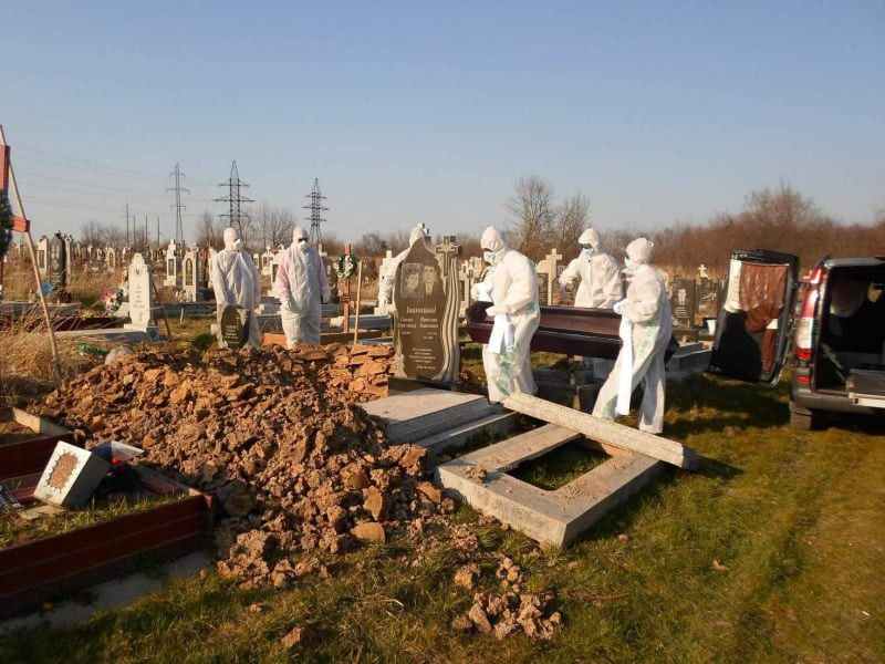 На кладовищі були присутніми четверо  близьких померлої і священник