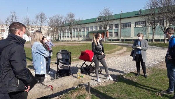 На спортивному майданчику території ЗОШ №6 четверо осіб перебували групою більше двох людей і без масок