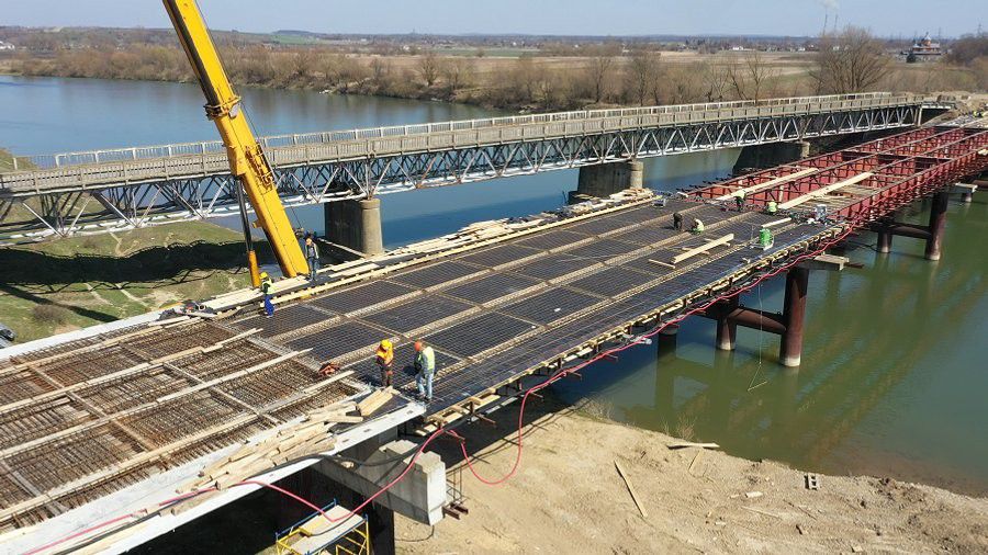 Будівництво моста між селами Сівка-Войнилівська Калуського та Старий Мартинів Галицього районів відновилося в серпні мин