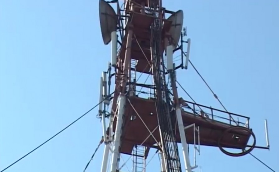 Висота споруди, де розміщуються антени телерадіомовлення та зв'язку, складає 65 метрів