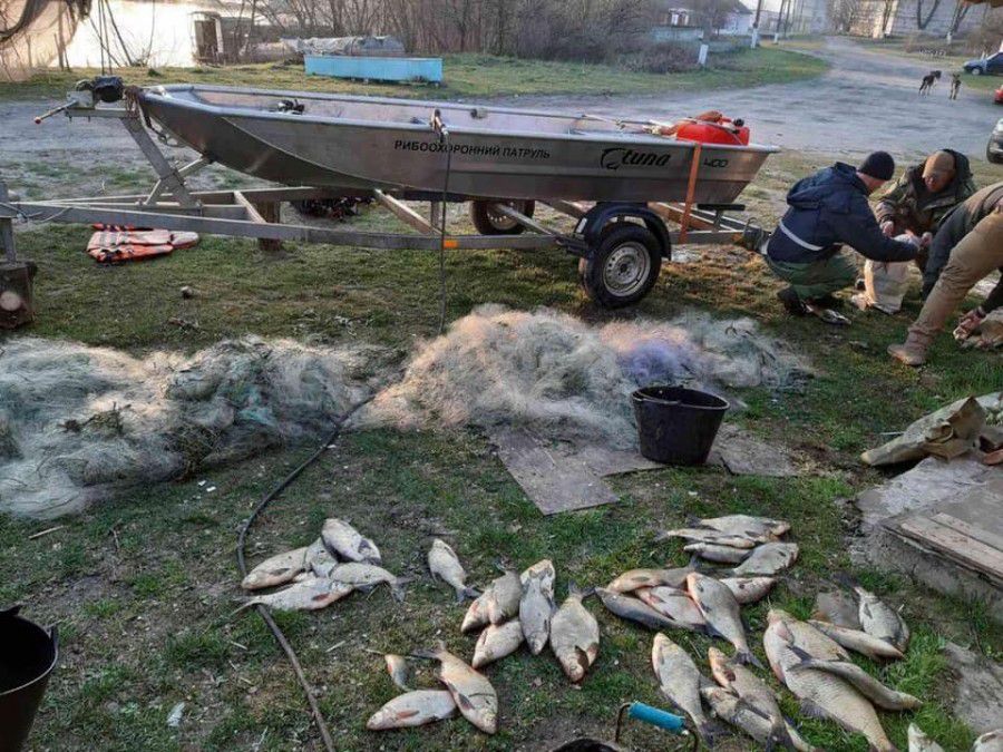У період нересту були затримані браконьєри з сітками та рибою