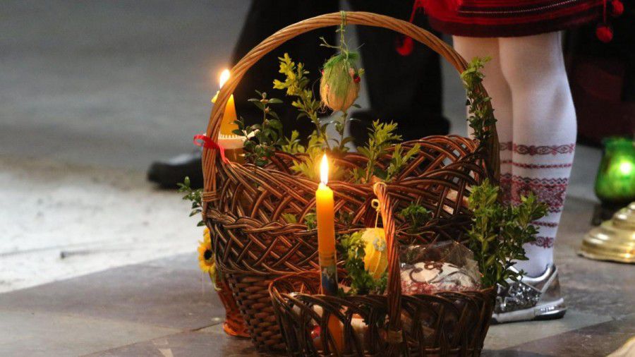 Ілюстрація. Для калушан транслюватимуть великодні літургії дві радіостанції