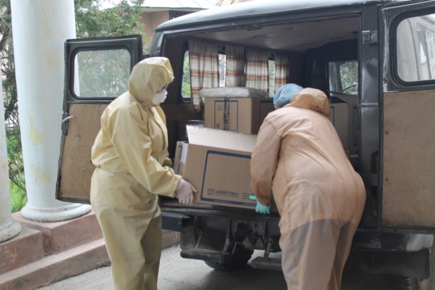 Костюми розподілять між 12-ма опорними лікарнями області