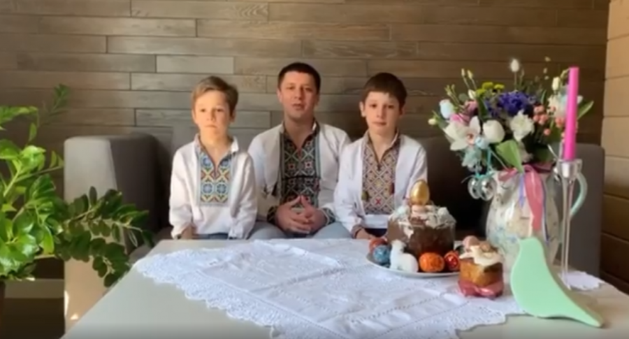Відеопривітання народний депутат Едуард Прощук записав разом зі своїми синами