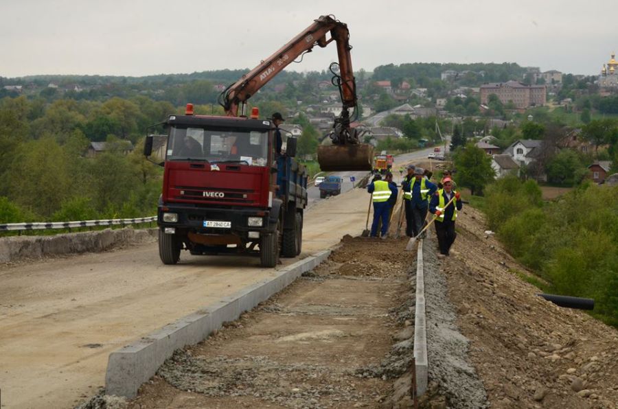 Проєкт передбачає капітальний ремонт та організацію трьохсмугового дорожнього руху