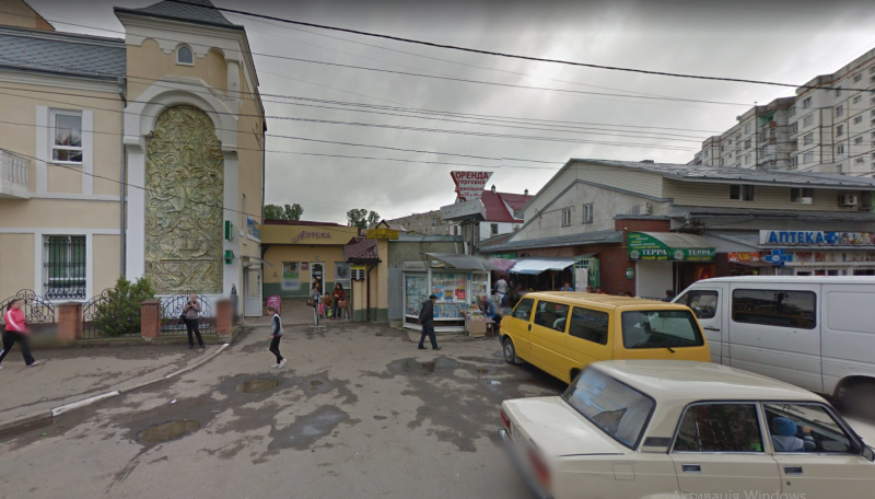 Навпроти навчального закладу розташований ринок, біля якого — пожвавлений рух транспорту