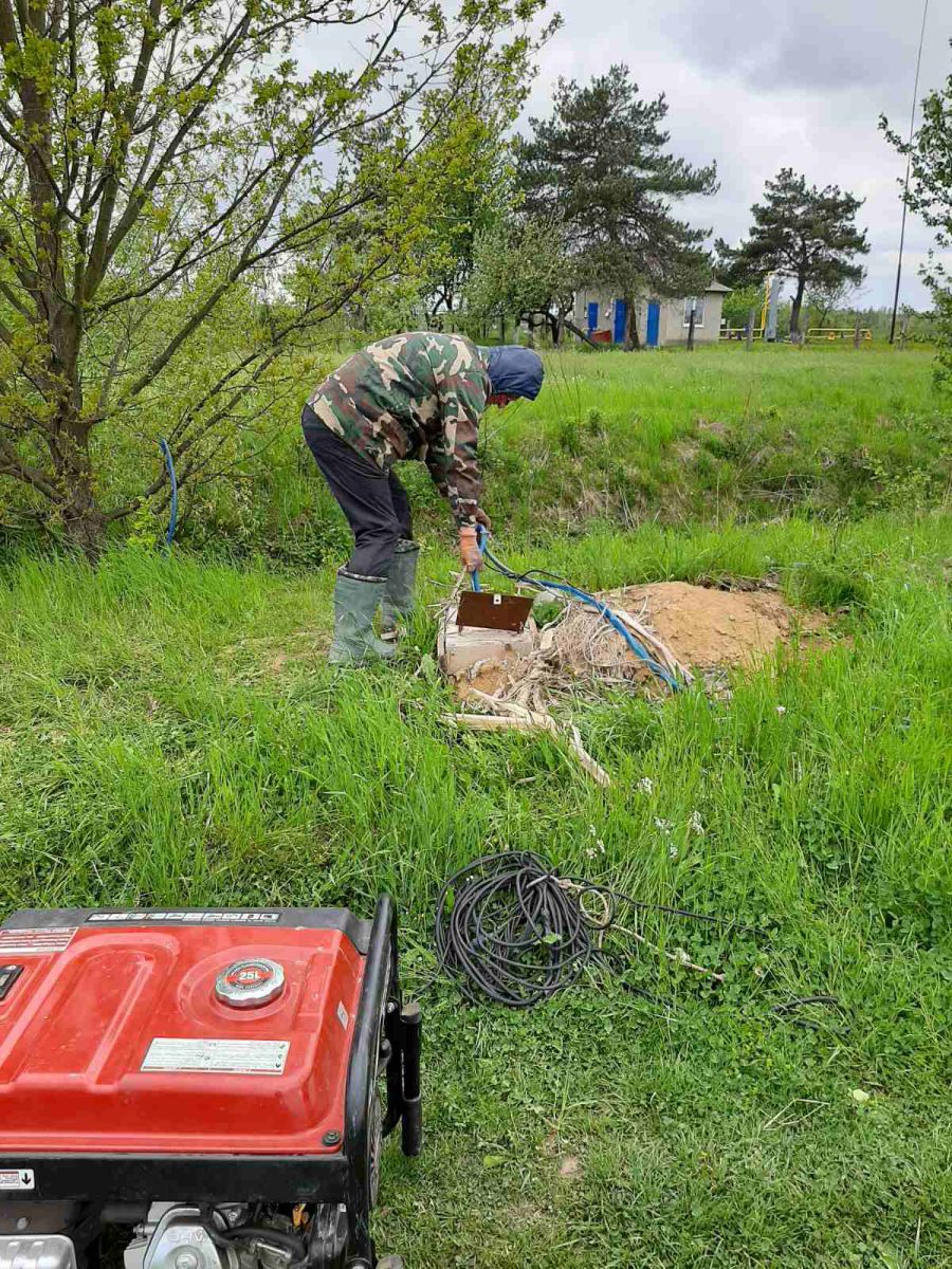 Працівники відібрали проби води, які передадуть у лабораторію на дослідження 